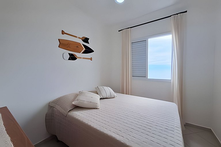 Apto c/ varanda e churrasqueira frente mar