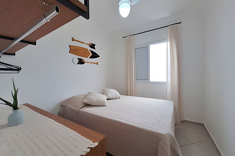 Apto c/ varanda e churrasqueira frente mar