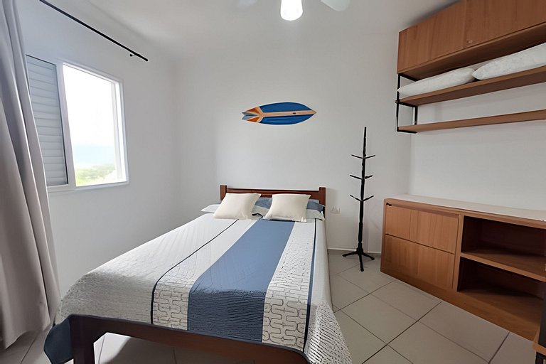 Apto c/ varanda e churrasqueira frente mar