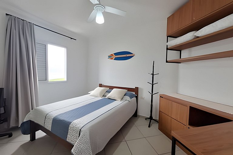 Apto c/ varanda e churrasqueira frente mar