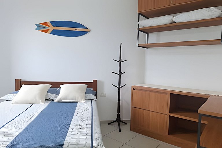 Apto c/ varanda e churrasqueira frente mar