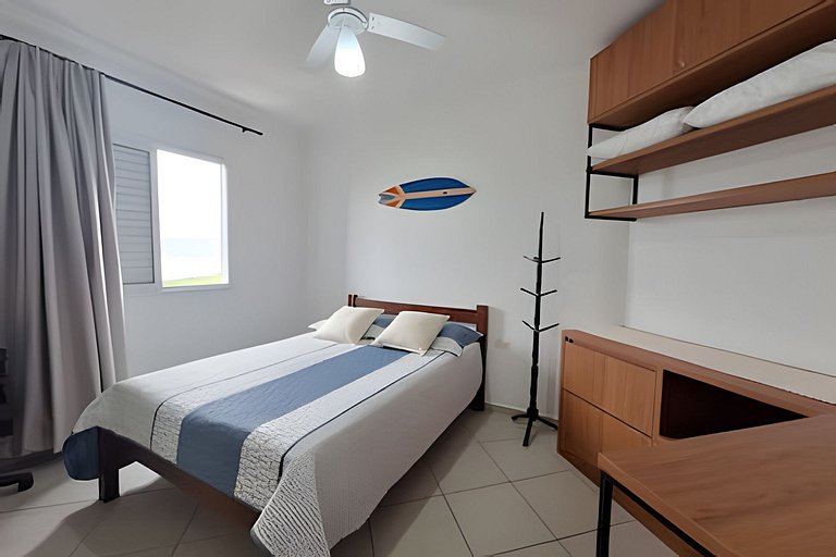 Apto c/ varanda e churrasqueira frente mar