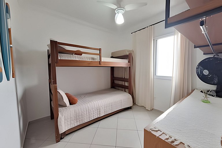 Apto c/ varanda e churrasqueira frente mar