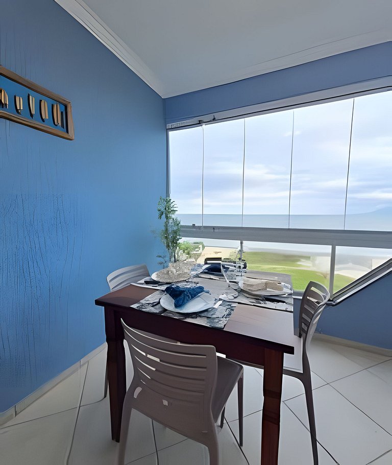 Apto c/ varanda e churrasqueira frente mar