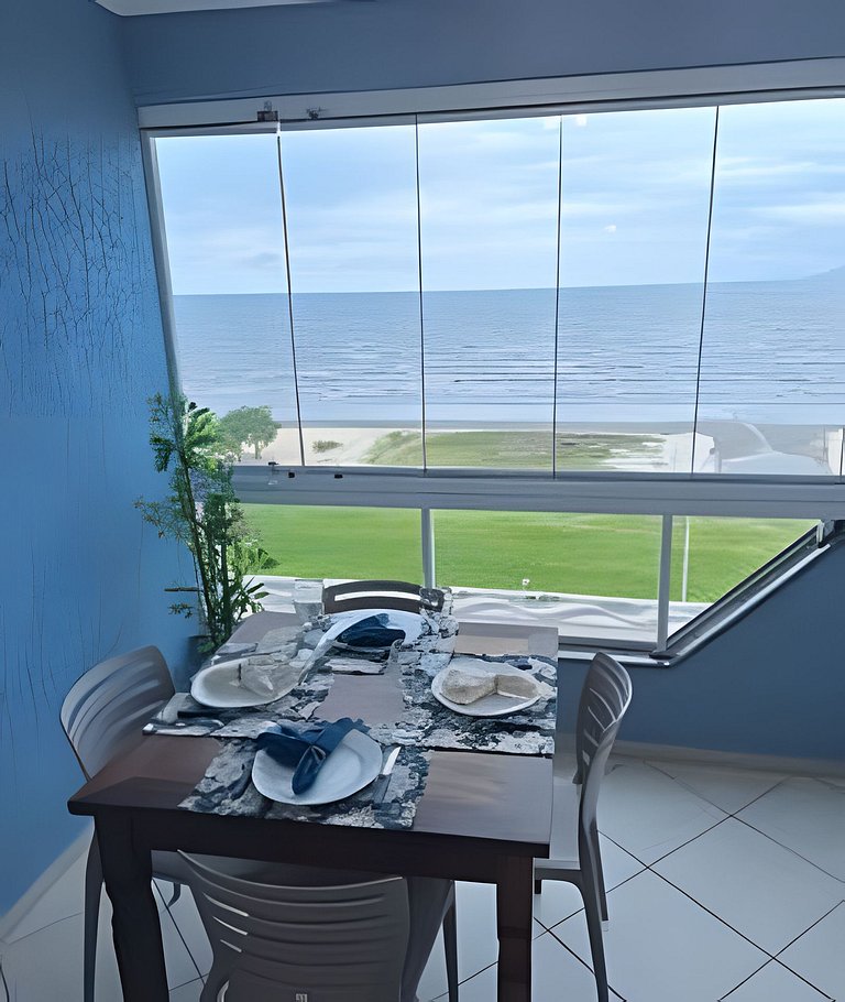 Apto c/ varanda e churrasqueira frente mar