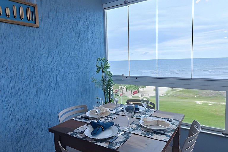 Apto c/ varanda e churrasqueira frente mar