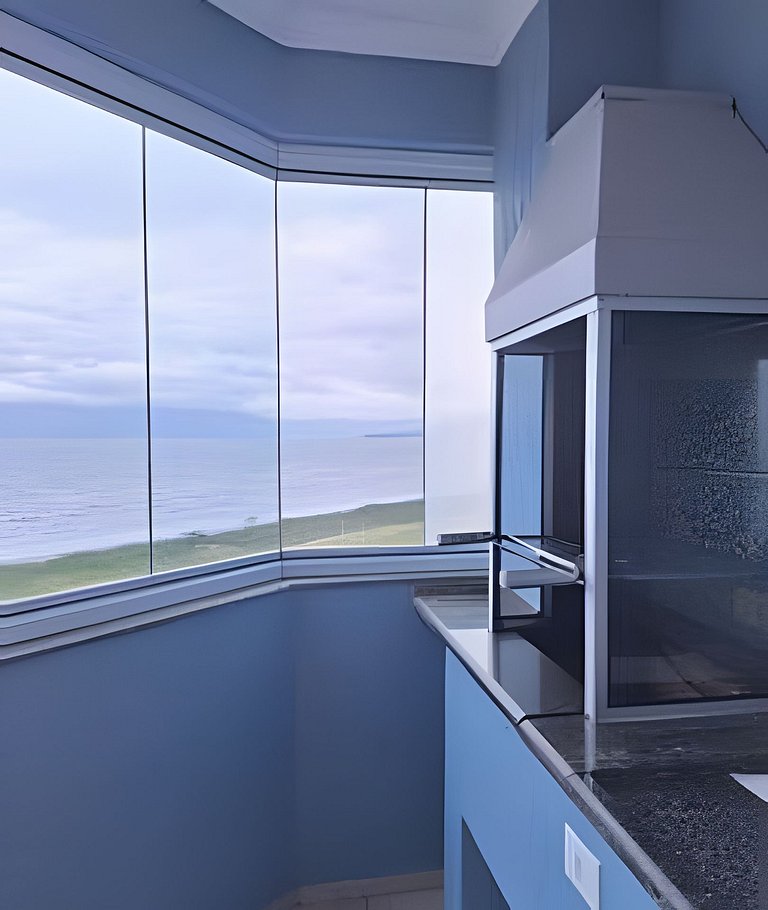 Apto c/ varanda e churrasqueira frente mar