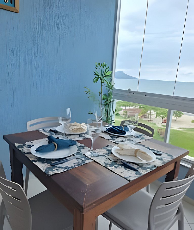 Apto c/ varanda e churrasqueira frente mar