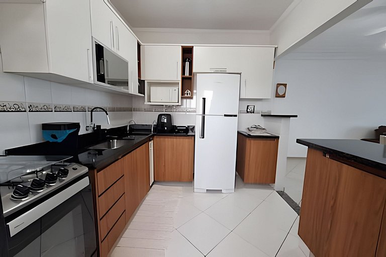 Apto c/ varanda e churrasqueira frente mar