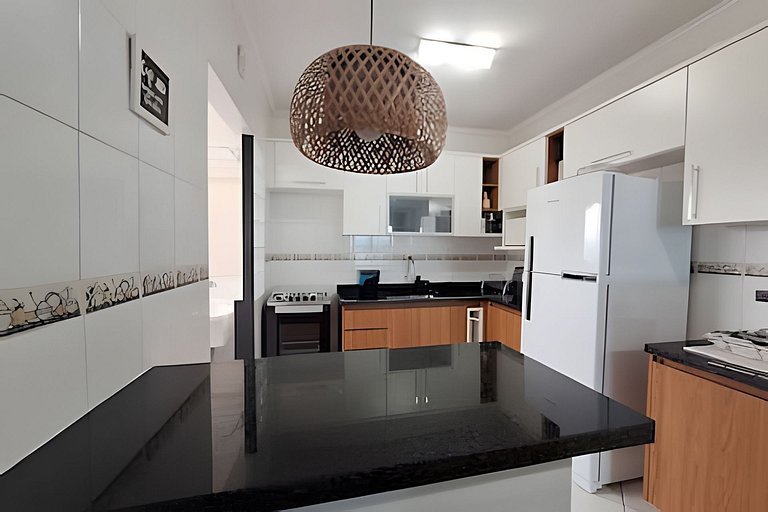 Apto c/ varanda e churrasqueira frente mar