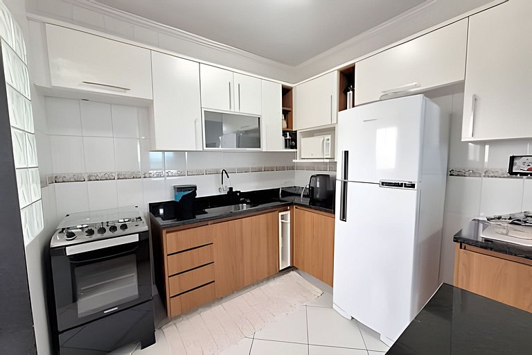 Apto c/ varanda e churrasqueira frente mar