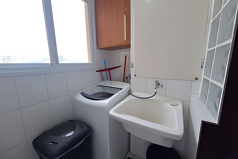 Apto c/ varanda e churrasqueira frente mar