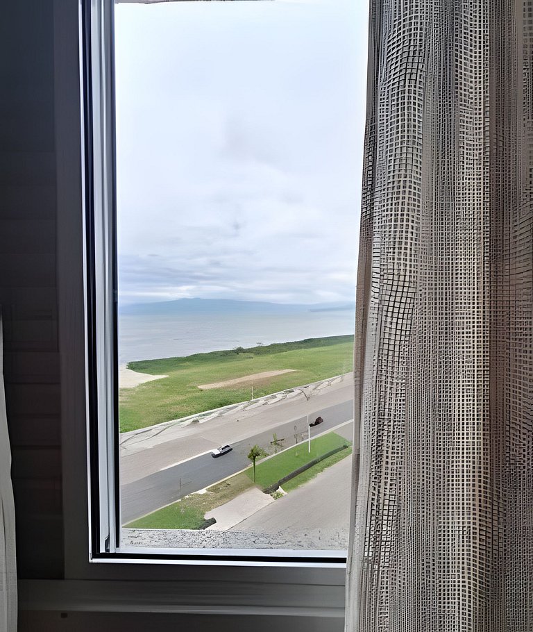 Apto c/ varanda e churrasqueira frente mar