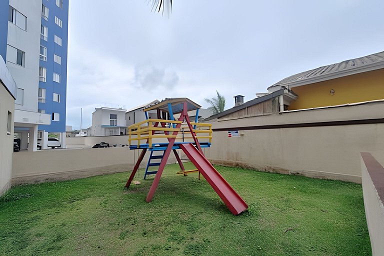 Apto c/ varanda e churrasqueira frente mar