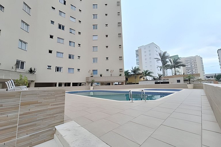 Apto c/ varanda e churrasqueira frente mar