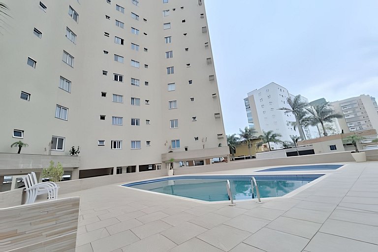 Apto c/ varanda e churrasqueira frente mar