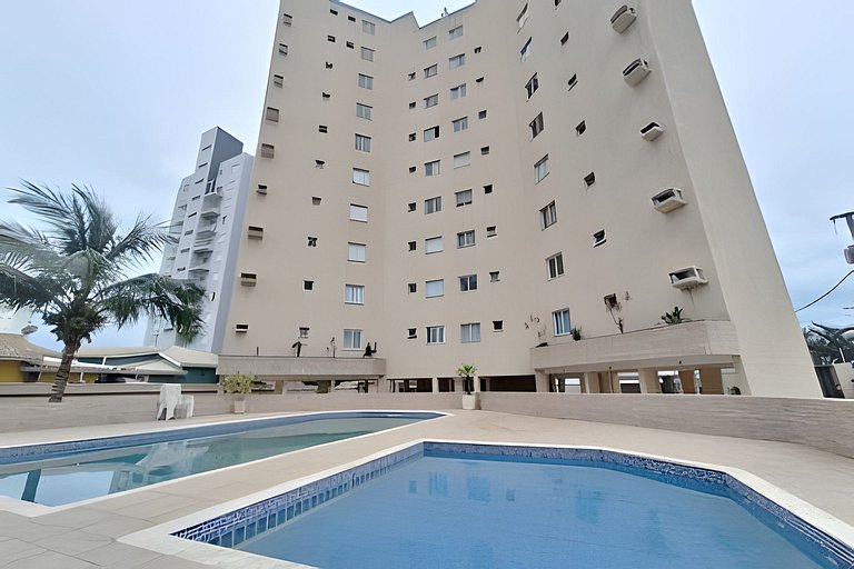 Apto c/ varanda e churrasqueira frente mar