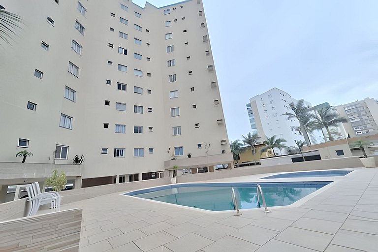 Apto c/ varanda e churrasqueira frente mar