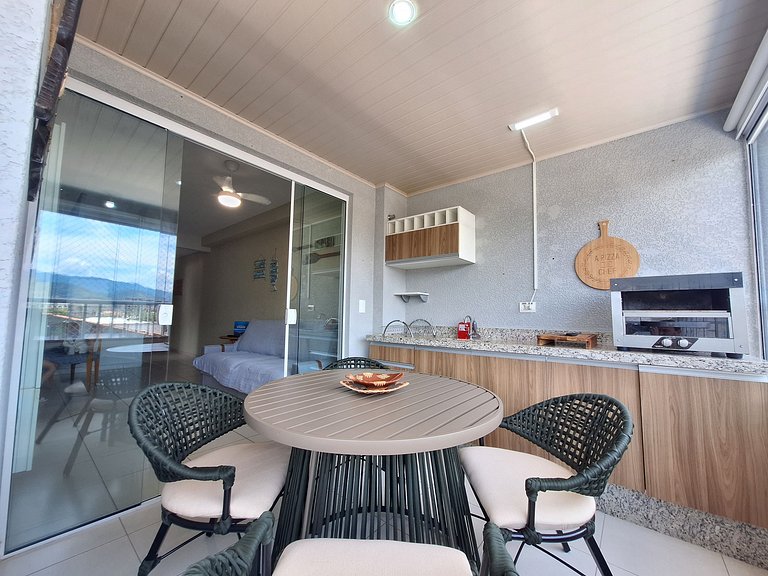 Apto com varanda a 50 metros do mar