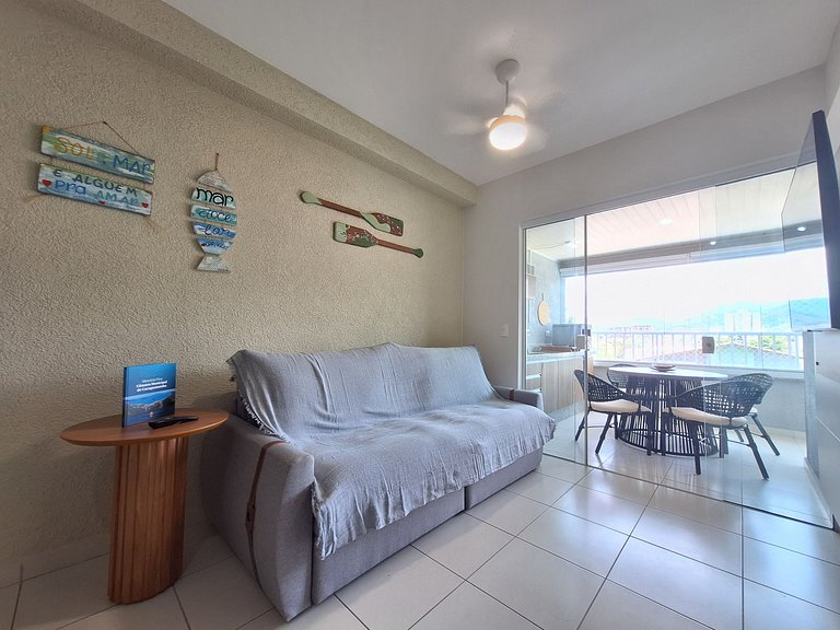 Apto com varanda a 50 metros do mar