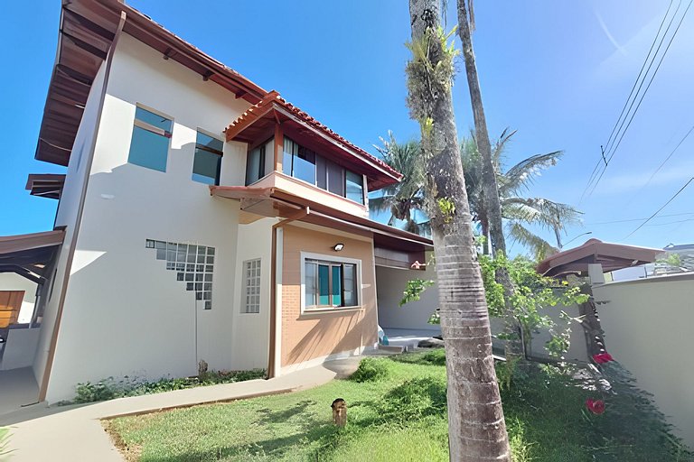 Casa c/ varanda e churrasqueira em cond. fechado