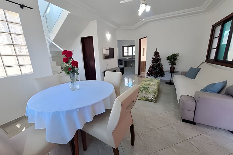 Casa c/ varanda e churrasqueira em cond. fechado