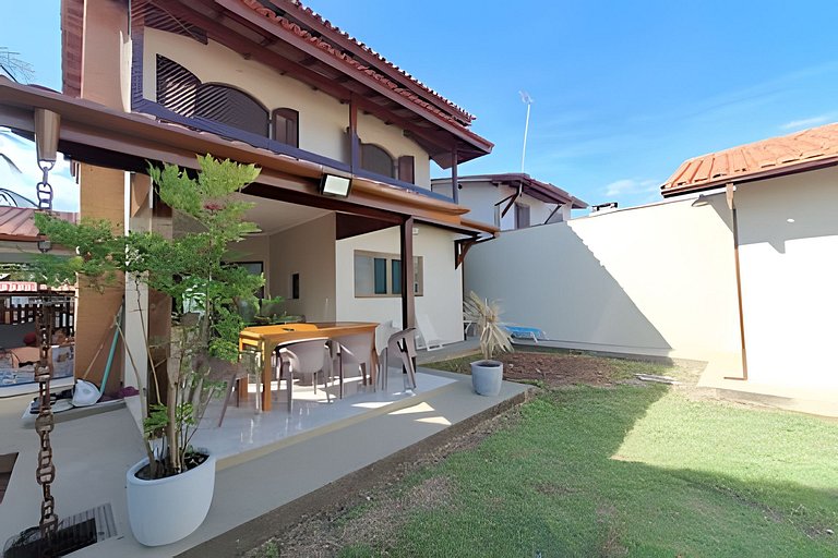 Casa c/ varanda e churrasqueira em cond. fechado