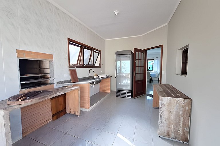 Casa c/ varanda e churrasqueira em cond. fechado