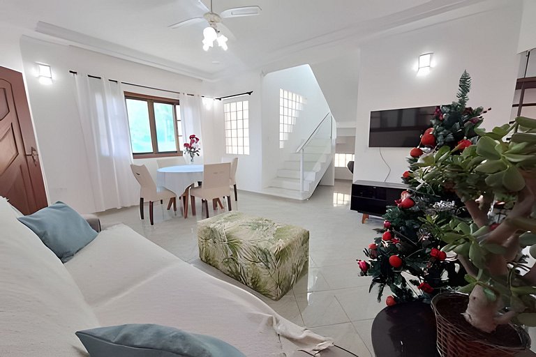 Casa c/ varanda e churrasqueira em cond. fechado