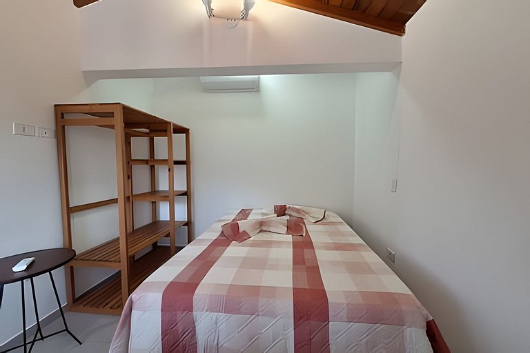 Casa c/ varanda e churrasqueira em cond. fechado