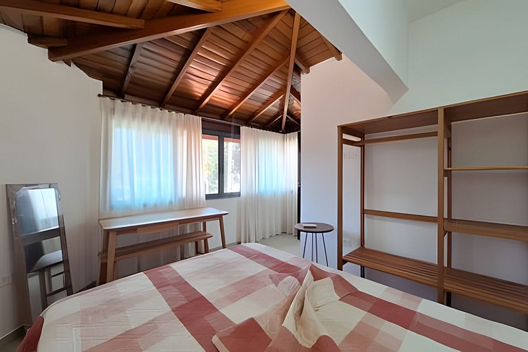 Casa c/ varanda e churrasqueira em cond. fechado