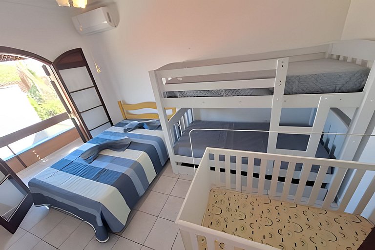 Casa c/ varanda e churrasqueira em cond. fechado