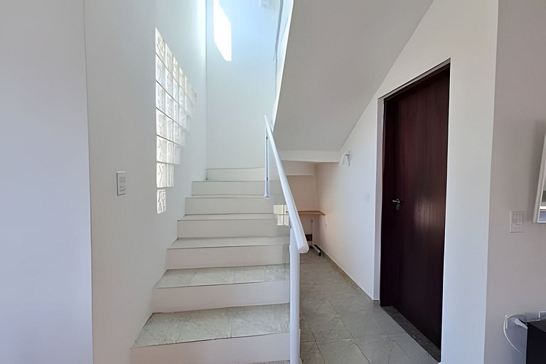 Casa c/ varanda e churrasqueira em cond. fechado