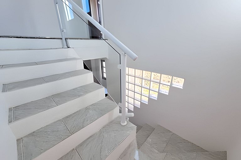 Casa c/ varanda e churrasqueira em cond. fechado