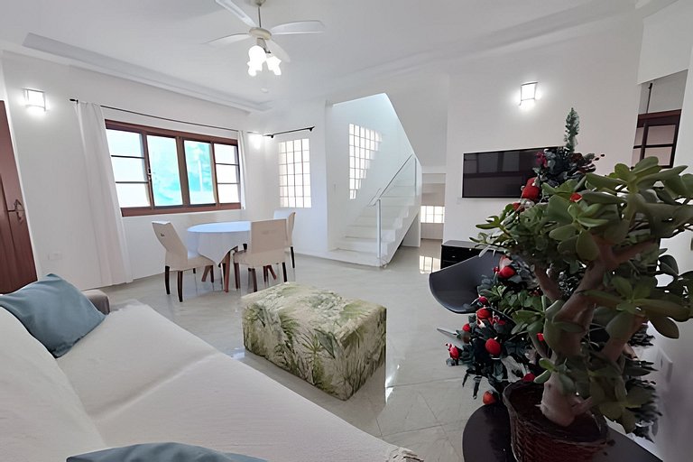 Casa c/ varanda e churrasqueira em cond. fechado