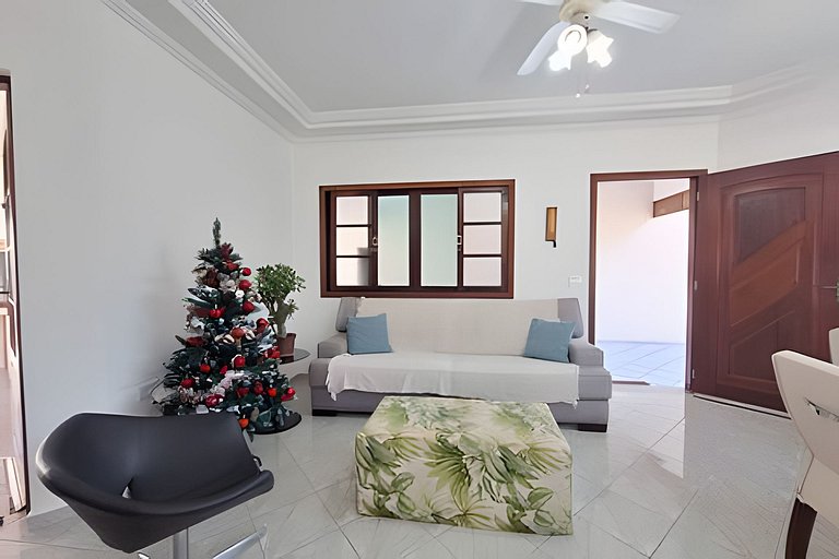 Casa c/ varanda e churrasqueira em cond. fechado