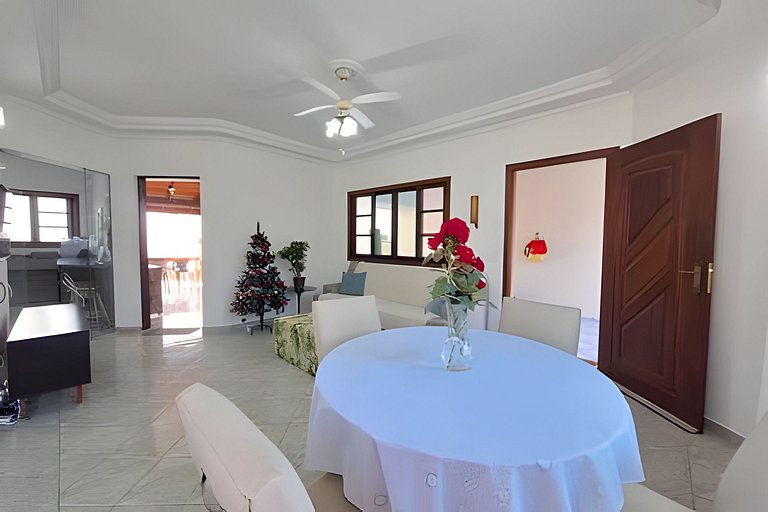 Casa c/ varanda e churrasqueira em cond. fechado