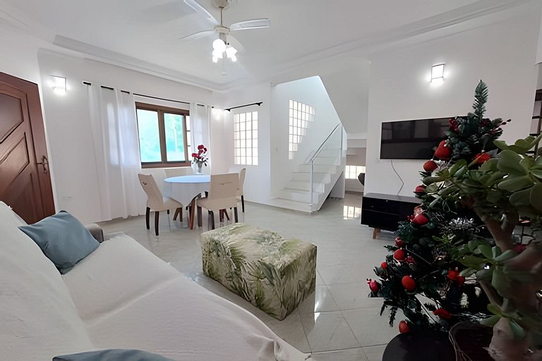 Casa c/ varanda e churrasqueira em cond. fechado