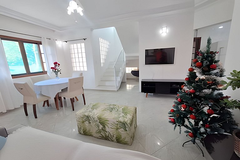 Casa c/ varanda e churrasqueira em cond. fechado