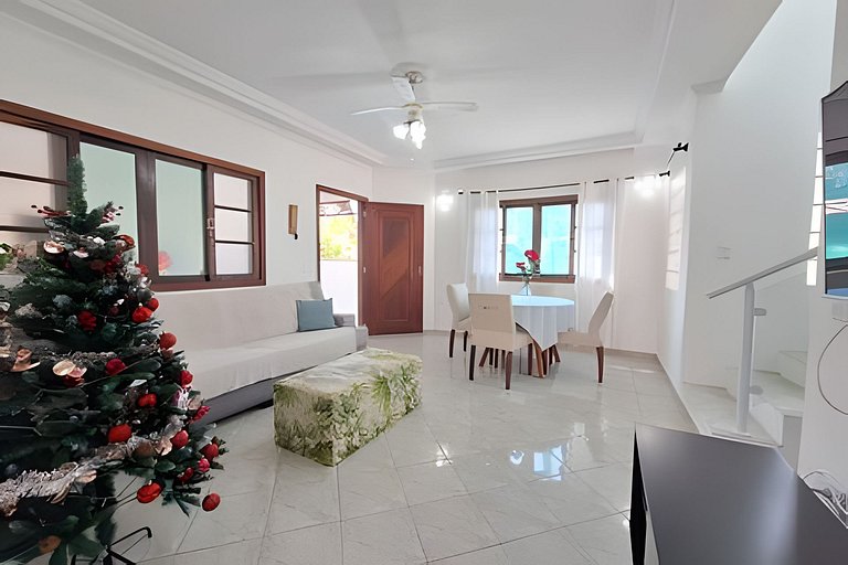 Casa c/ varanda e churrasqueira em cond. fechado