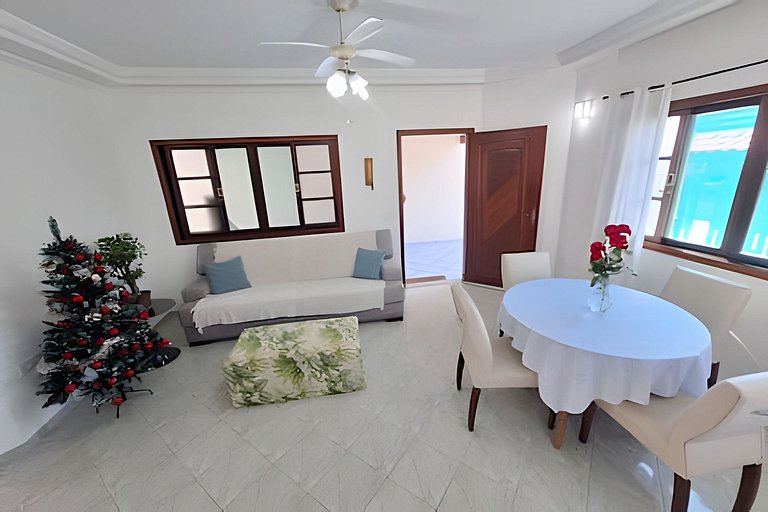 Casa c/ varanda e churrasqueira em cond. fechado