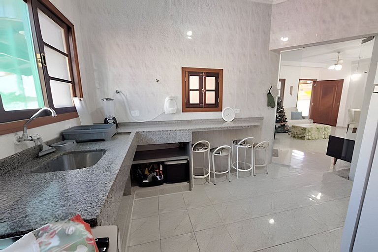 Casa c/ varanda e churrasqueira em cond. fechado