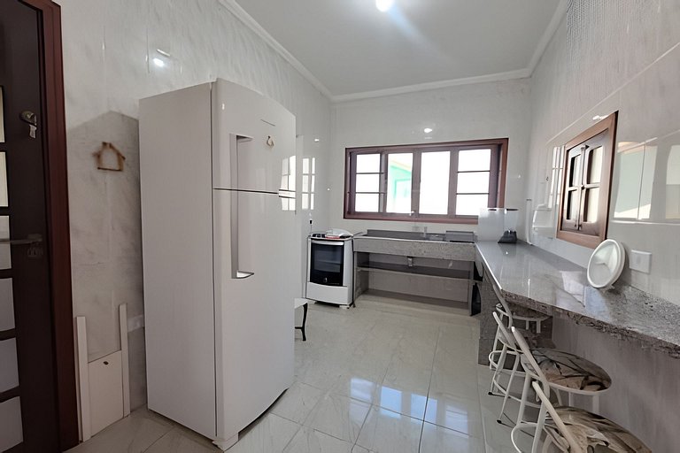 Casa c/ varanda e churrasqueira em cond. fechado