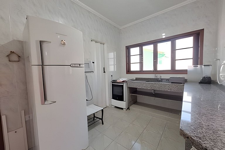 Casa c/ varanda e churrasqueira em cond. fechado