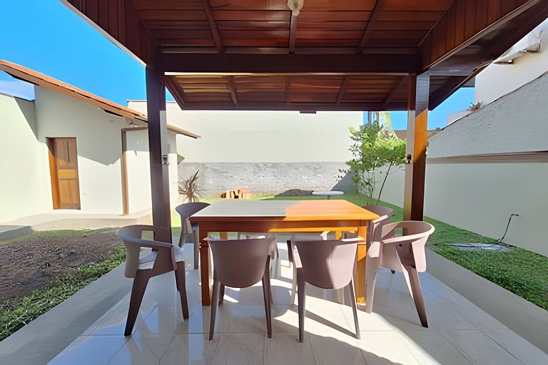 Casa c/ varanda e churrasqueira em cond. fechado