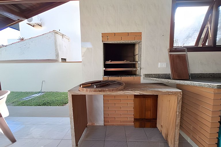 Casa c/ varanda e churrasqueira em cond. fechado