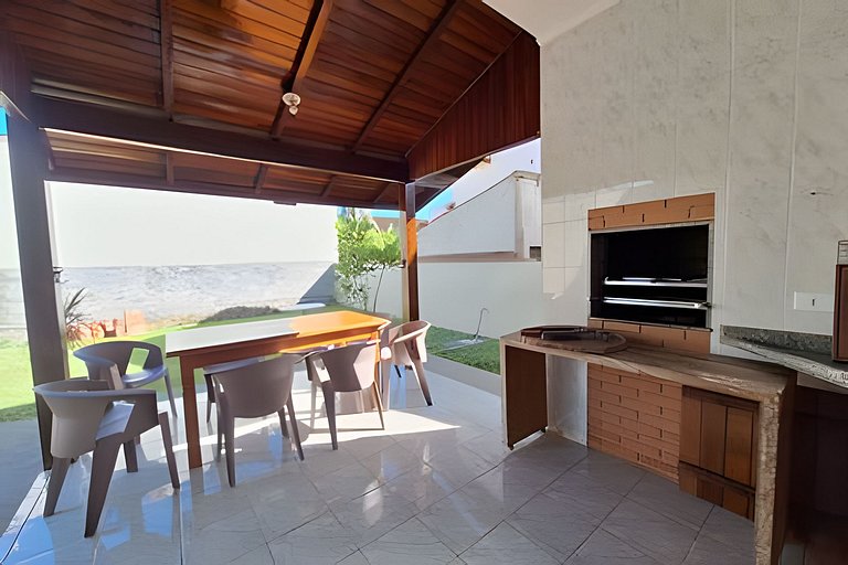 Casa c/ varanda e churrasqueira em cond. fechado