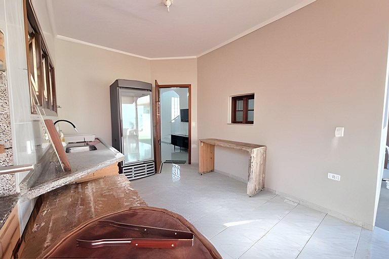 Casa c/ varanda e churrasqueira em cond. fechado