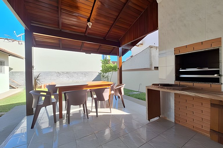 Casa c/ varanda e churrasqueira em cond. fechado