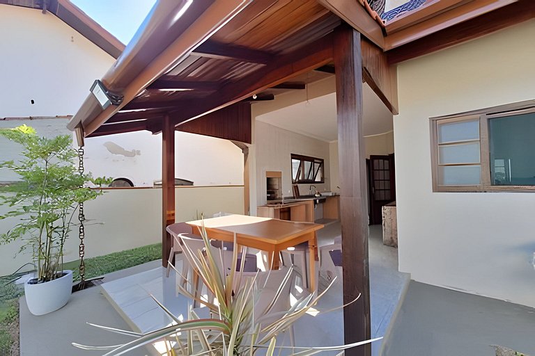 Casa c/ varanda e churrasqueira em cond. fechado